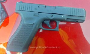 Armă nedeclarată, descoperită de polițiștii de frontieră din Botoșani în bagajul unui moldovean