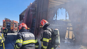 Video – Incendiu pe A1 Sebeș–Sibiu, în zona benzinăriei MOL. O remorcă plină cu băuturi a luat foc