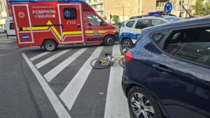 Biciclist acroșat de un șofer