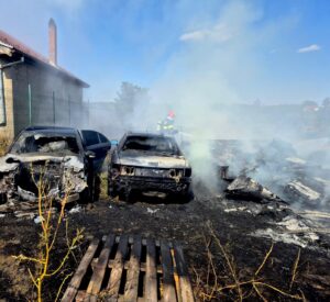 Trei mașini distruse de un incendiu