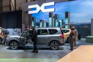 Pleacă Dacia din România? Între presiunea corporativă și riscul economic real în România