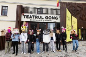 Adolescenții descoperă arta transformării la Teatrul „Gong” din Sibiu