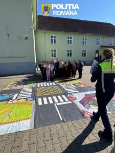 Polițiștii rutieri sibieni prezenți în unități de învățământ pentru siguranța în trafic!